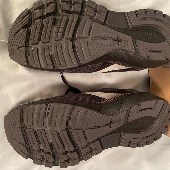 Brooks Black and Pink Athletic Shoes Sleek Design - Picture 4 of 9